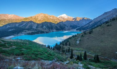 Bir dağ gölünün su yüzeyi, sulara yansıyan dağlar.