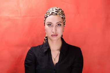 Güzel bir Arap kızının portresi.