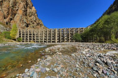 Bir nehrin üzerindeki barajın mimari tasarımı