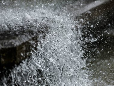 Su damlaları ile su akışı