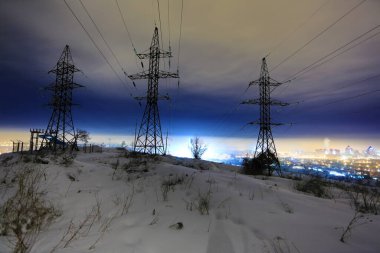 Geceleri elektrik direkleri ve kablolar.