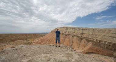 Yazın volkanın tepesindeki adam