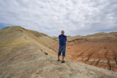 Yazın volkanın tepesindeki adam