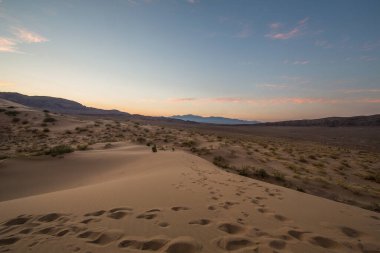 Şarkı söyleyen kum barchan, Kazakistan
