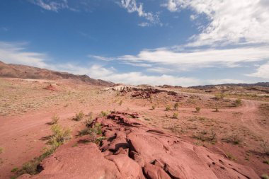  Kırmızı volkanik dağ, fantastik bir manzara, Kazakistan, Cengiz Han 'ın dağları.
