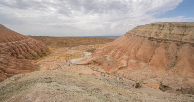 Dağlardaki taş kanyon, Cengiz Han dağları, Kazakistan 'daki Altyn-Emel Milli Parkı, Almaty