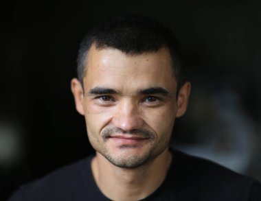 Genç bir adamın yakın plan portresi.