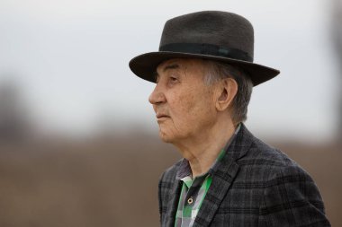 Asyalı bir Kazak 'ın yakın plan portresi.