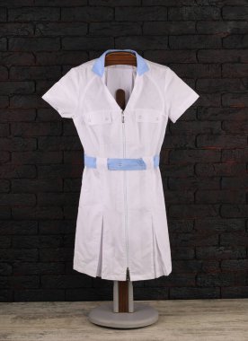 Askıda tıbbi üniforma