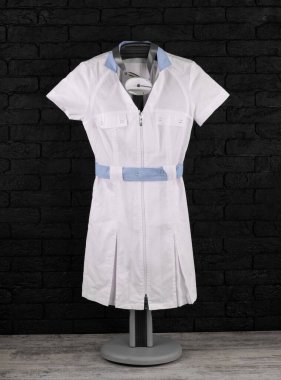 Askıda tıbbi üniforma