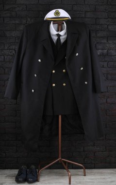 Kaptan üniforması askıda.