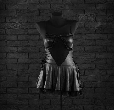 Fetiş seksi siyah iç çamaşırı mankenin üstünde