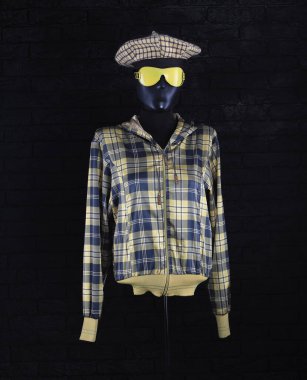 Sarı ekose ceketli manken.