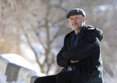 Kışın şapkalı yaşlı bir adamın portresi.