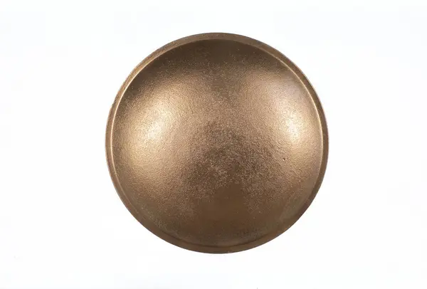 Beyaz arkaplanda izole edilmiş altın yuvarlak kalkan