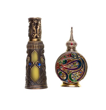  Beyaz arka planda izole edilmiş klasik bakır parfüm şişesi.