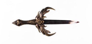  Ortaçağ sahte kılıcı beyaz arka planda izole edilmiş.