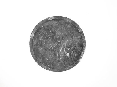 Beyaz arka planda izole edilmiş çiçek desenli metal kalkan.