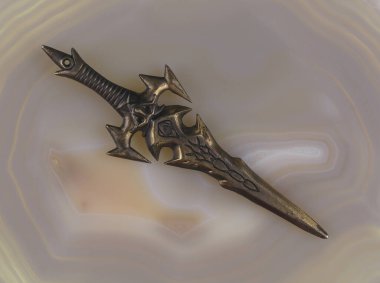 Bronz Viking kılıcı taşta izole edilmiş.