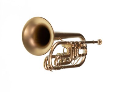 Beyaz arka planda izole edilmiş altın müzik trompeti