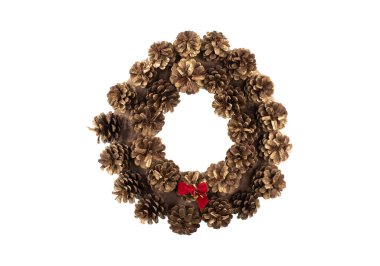 Beyaz arka planda izole edilmiş köknar kozalaklı Noel çelengi