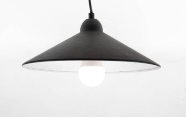 siyah modern tavan lambası beyaz arkaplanda izole