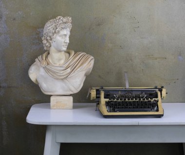 Masasında daktilo olan eski bir oda.