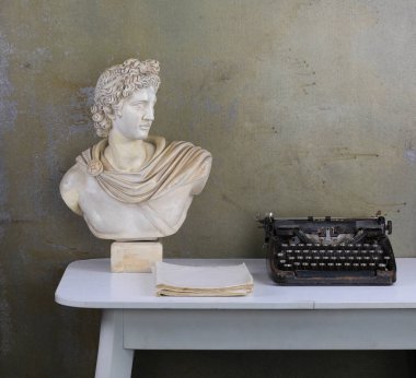 Masasında daktilo olan eski bir oda.