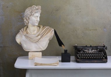 Masasında daktilo olan eski bir oda.