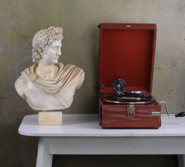 Masanın üzerinde gramofon olan eski bir oda.