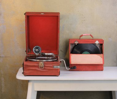 Masanın üzerinde gramofon olan eski bir oda.