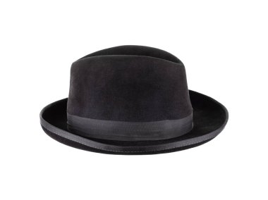 Beyaz arkaplanda izole edilmiş siyah klasik şapka