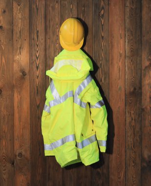 Askıda sarı endüstriyel ceket