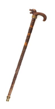 Beyaz arka planda izole edilmiş zarif tahta baston.