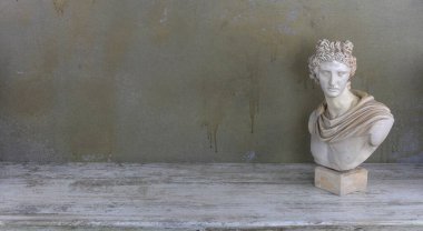 Ahşap arka planda Apollo heykeli