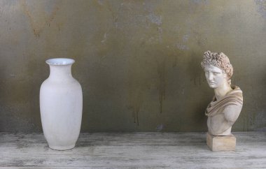 Ahşap arka planda Apollo heykeli