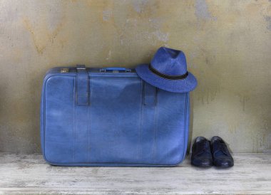  mavi bavul ahşap zeminde