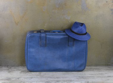  mavi bavul ahşap zeminde