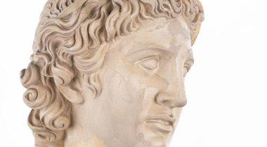 Apollo heykelinin yüzünün yakın plan portresi.