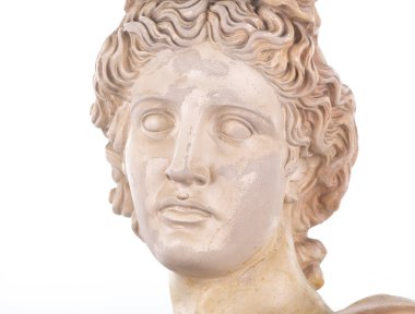 Apollo heykelinin yüzünün yakın plan portresi.