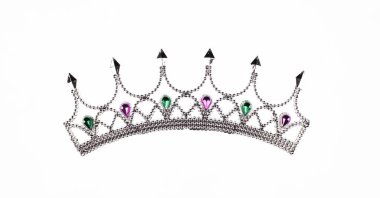 Beyaz arka planda izole edilmiş gümüş prens tacı