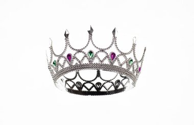 Beyaz arka planda izole edilmiş gümüş prens tacı