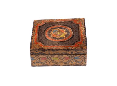 Beyaz arka planda izole edilmiş sihirli ahşap kutu