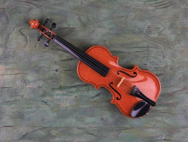 Yeşil ahşap arka planda keman