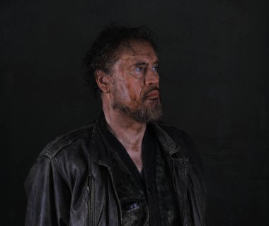 Kirli sakallı, yaşlı bir adamın portresi.