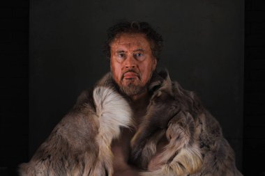 Kirli bir mağara adamı portresi