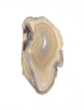 Beyaz arkaplanda izole edilmiş cilalanmış agat dilimi örneği