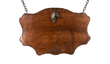 Duvarda tahta tabela var.