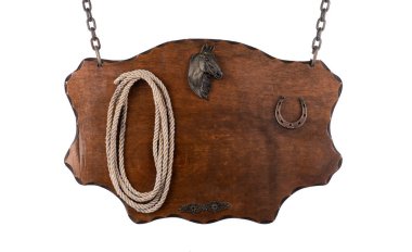 Duvarda tahta tabela var.