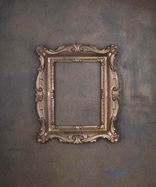 Altın antik tozlu çerçeve beton bir duvarda